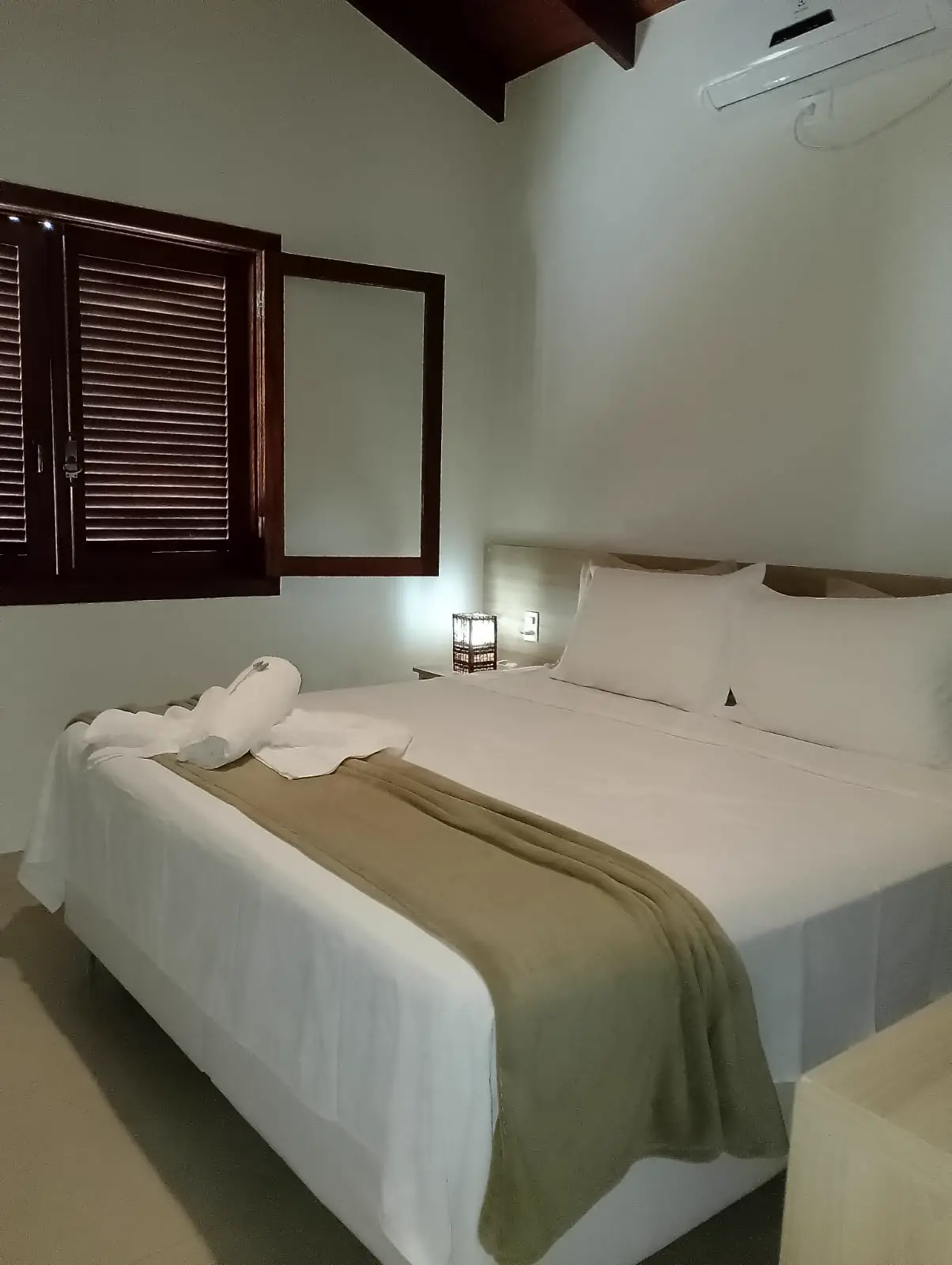 Quarto equipado para hospedagem em Alto Paraíso com cama de casal e ar-condicionado