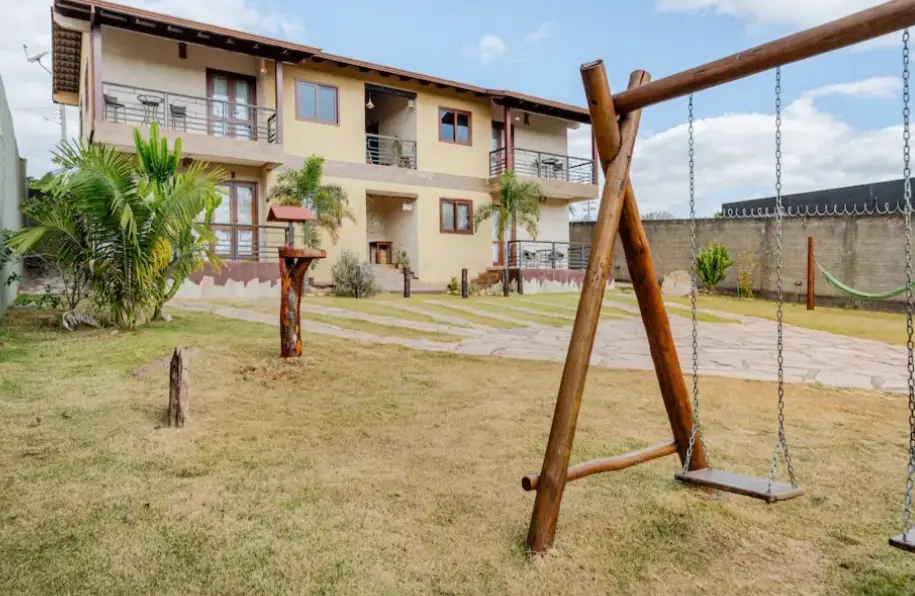 Fachada e jardim do Canto do Paraíso em Alto Paraíso de Goiás