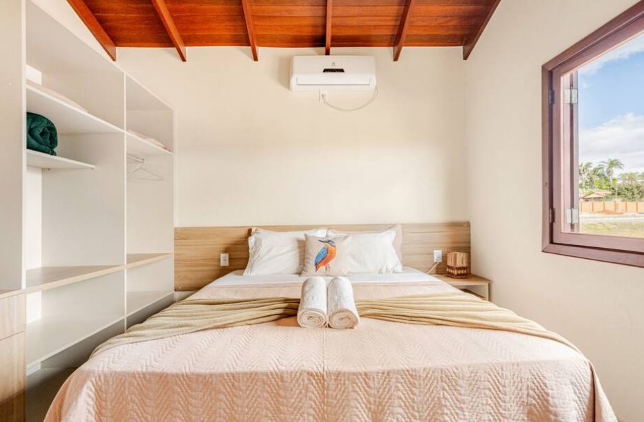 Quarto iluminado com cama de casal e ar-condicionado no Canto do Paraíso